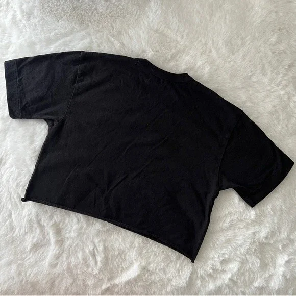 COMME DES GARÇONS PLAY Black Heart Patch Cropped T-Shirt in Black - Picture 2 of 7